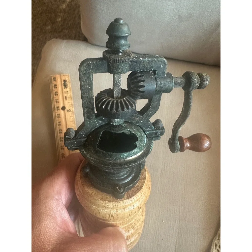 Vintage Hand crank pepper mill